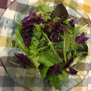 ベビーリーフと紫キャベツのサラダ
